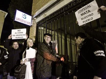 Protestas en el centro de salud de Chiloeches por la decisi&oacute;n de recortar el horario nocturno de este y otros 21 servicios de urgencias rurales. / Uly Mart&iacute;n