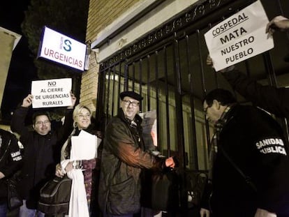 Protestas en el centro de salud de Chiloeches por la decisi&oacute;n de recortar el horario nocturno de este y otros 21 servicios de urgencias rurales. / Uly Mart&iacute;n