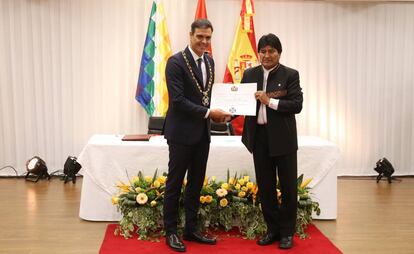Pedro Sánchez, presidente del gobierno español, junto a Evo Morales, presidente de Bolivia.