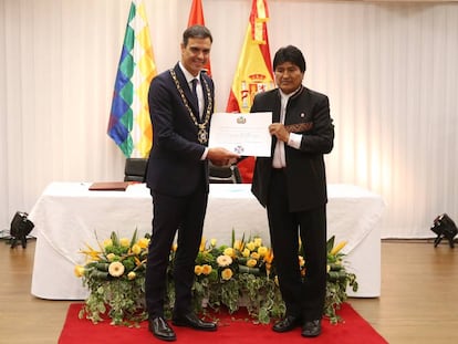 Pedro Sánchez, presidente del gobierno español, junto a Evo Morales, presidente de Bolivia.