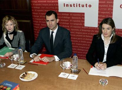 Los Príncipes de Asturias han celebrado una reunión de trabajo con el equipo directivo del Instituto Cervantes, a la que asistió también la Secretaria de Estado de Cooperación, Leire Pajín.