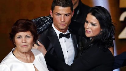 Dolores Aveiro con sus hijos Cristiano y Katia.