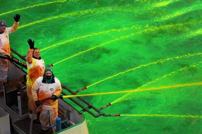 Trabajadores tiñen de verde las aguas del río Chicago durante la celebración del día de San Patricio.