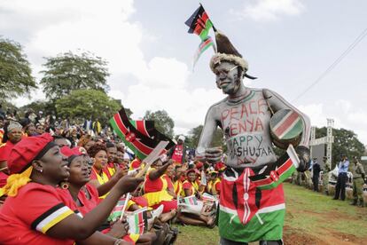 Un hombre pintado con mensajes de paz y banderas keniatas participa en el Día de Mashujaa (Día de los Héroes) celebrado en Nairobi, Kenia