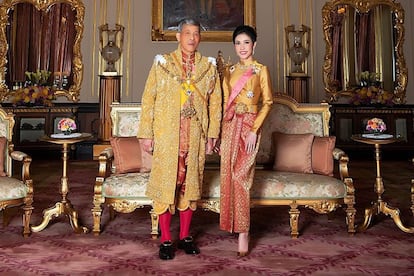 Otra imagen de Rama X y su concubina, esta vez vestidos con ropas diferentes en tonos dorados en un lujoso salón. El rey de Tailandia está considerado el monarca más rico del mundo, con una fortuna de casi 27.000 millones de euros gracias a las inversiones derivadas de Crown Property Bureau, la agencia pública que administra las propiedades de la corona.