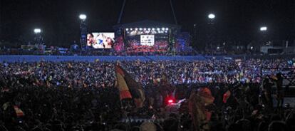 La multitud ante el escenario del puente del Rey donde la selección culminó la fiesta.