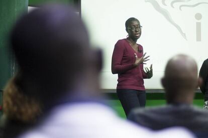 Diabang charla con los asistentes a una de sus proyecciones en el festival Film Femmes Afrique Festival de Dakar.