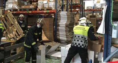 Los bomberos trabajan en una fábrica de Getafe donde la semana pasada falleció un obrero.