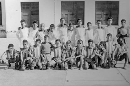 Ben Ouhamu Mohamed (segundo por la izquierda en la fila de blanco) posa con sus compañeros en el patio del colegio. Nació en Sidi Ifni en 1948 y se declara bereber por parte de padre y de madre. “Antes de 1958 la convivencia entre musulmanes y cristianos era magnífica. Eso se estropeó con la guerra”. Ben, como le gusta que le llamen, emigró a Alemania en 1968. Allí vivió 20 años, se casó y tuvo un hijo. Desde 1989 regenta una horchatería en Valencia. Viaja a Sidi Ifni dos veces al año.