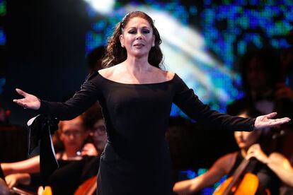 La cantante española Isabel Pantoja en un momento de su actuación durante la 58º edición del Festival internacional de la canción de Viña del Mar (Chile).