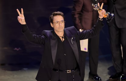 Robert Downey Jr. recibe el premio a mejor actor de reparto, por su papel en 'Oppenheimer'.