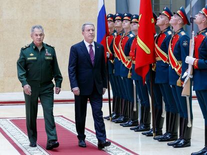 El ministro de Defensa ruso, Sergéi Shoigú, recibe a su homólogo turco, Hulusi Akar, este miércoles en Moscú.