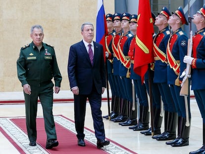 El ministro de Defensa ruso, Sergéi Shoigú, recibe a su homólogo turco, Hulusi Akar, este miércoles en Moscú.