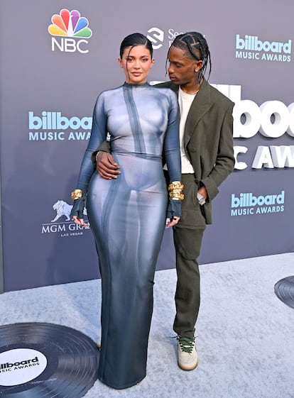 Kylie Jenner, con vestido de Balmain, junto a su pareja el rapero Travis Scott.