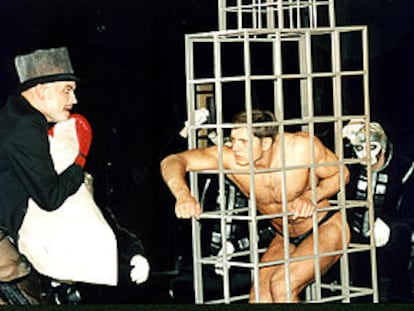 Un momento del montaje de <i>Lulú,</i> de Alban Berg, dirigido por Dmitri Bertman para la Ópera Helikon de Moscú.