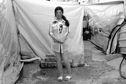 Yasmine, de 12 años, vive con su familia en un hacinado campo de refugiados sirios en el valle de la Bekaa, Líbano. La incapacidad de distanciarse socialmente en asentamientos extremadamente poblados como este, pone a las familias en mayor riesgo de contraer covid-19.