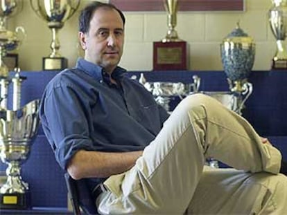 Josean Querejeta, en la sala de trofeos del Tau.