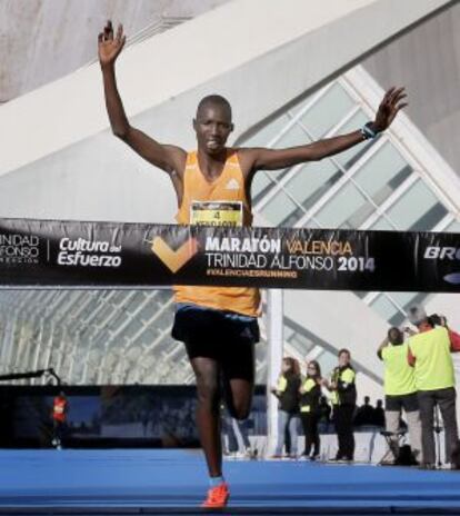 El ganador del maratón, el keniano Jacob Kendogar, entrando en meta.