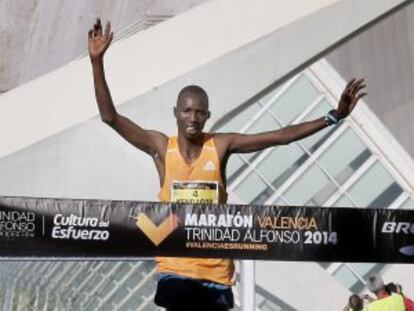 El ganador del maratón, el keniano Jacob Kendogar, entrando en meta.