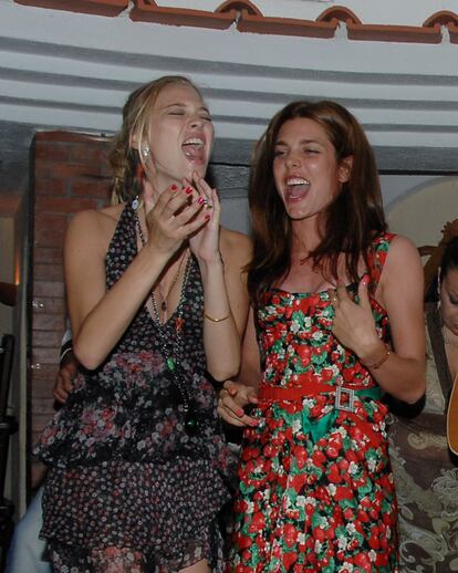 Carlota Casiraghi junto a Beatrice Borromeo, hoy esposa de Pierre Casiraghi, en una fiesta en Cabri en el verano de 2011.