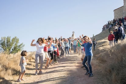 El día de la fiesta, los vecinos de Presencio acuden a la ermita y sacan a la Virgen en romería bailando la jota a su alrededor.