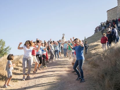 El día de la fiesta, los vecinos de Presencio acuden a la ermita y sacan a la Virgen en romería bailando la jota a su alrededor.