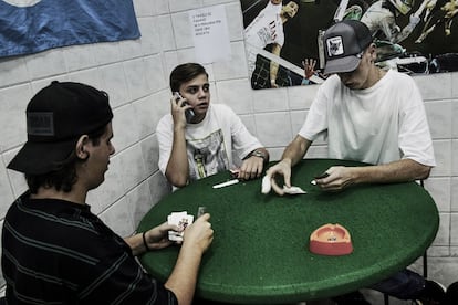 Um grupo de garotos joga baralho nos fundos de uma casa de apostas do bairro de Sanità.