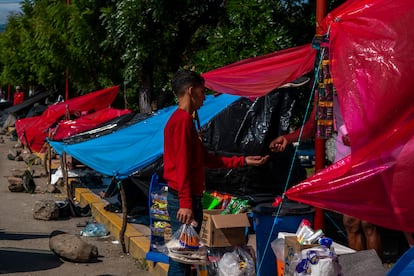 Un joven venezolano compra comida en las carpas instaladas en las calles de San Pedro Tapanatepec, en el Estado de Oaxaca, al sur de México.