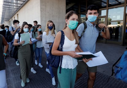 Estudiantes de Navarra se preparan en Pamplona para comenzar, la semana pasada, las pruebas de acceso a la Universidad.