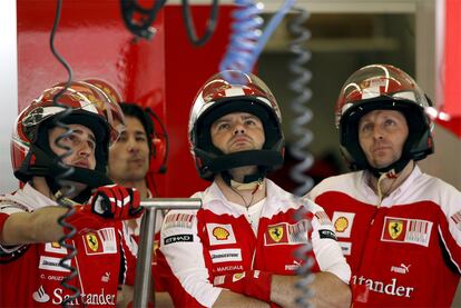 Los mecánicos de Ferrari presencian la vuelta frustrada de Fernando Alonso durante la sesión de clasificación