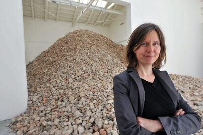 La artista española Lara Almarcegui junto a su obra en el pabellón español en la Bienal de Venecia.