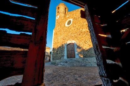 Iglesia de Santa Eulalia de Noves en Garriguella (Girona), uno de los bienes inmatriculados por la Iglesia.