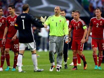 Kiraly saluda a Neuer tras un partido amistoso entre Hungría y Alemania