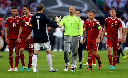 Kiraly saluda a Neuer tras un partido amistoso entre Hungría y Alemania