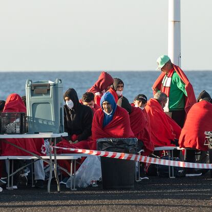 GRAFCAN3816. ARRECIFE (LANZAROTE) (ESPAÑA), 21/12/2022.- Salvamento Marítimo ha rescatado en la madrugada de este miércoles en aguas del norte de Lanzarote a 77 personas de origen magrebí que trataban de llegar a Canarias a bordo de dos pateras, entre ellas cuatro mujeres y dos niños. Todos ellos han desembarcado en buen estado en el puerto de Arrecife. EFE/ Adriel Perdomo
