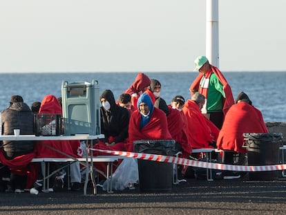 Migrantes magrebíes rescatados en una patera en aguas de Canarias, el miércoles en el puerto de Arrecife (Lanzarote).