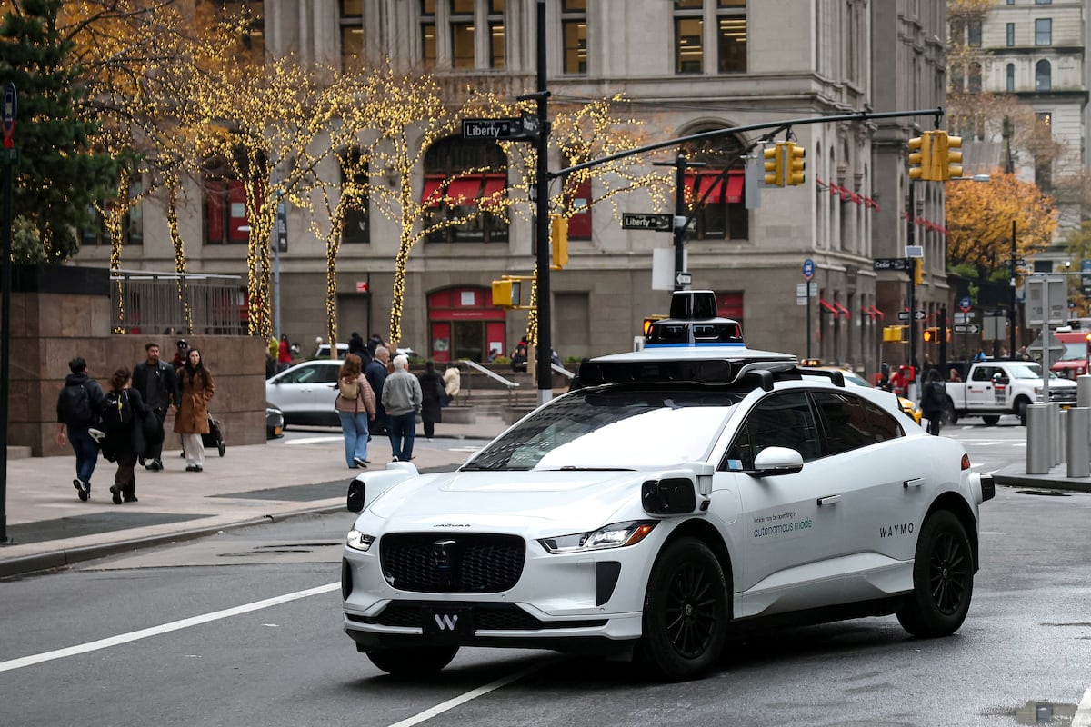 Los coches autónomos de Waymo usan operadores humanos en Filipinas para ...