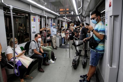 Viajeros en el metro de Sevilla.