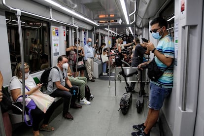 Viajeros en el metro de Sevilla.
