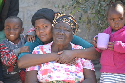 Mirika Labson junto a su nieta y voluntaria de Bauleni, en Lusaka, la capital de Zambia.