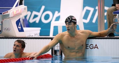 Lochte y Phelps observan el videomarcador tras la final de los 200m estilos.