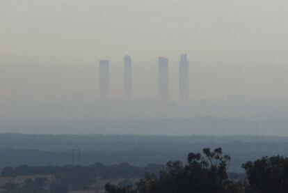 Contaminación en la capital, con la vista de las cuatro torres levantadas en la antigua ciudad deportiva del Real Madrid, en octubre de 2008.