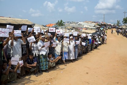 Refugiados rohingya sujetan pancartas mientras esperan la llegada de un equipo del Consejo de Seguridad de la ONU en el campo de Kutupalong (Bangladés), el pasado 29 de abril. Los enviados de Naciones Unidas se comprometieron durante su misión a trabajar duro para resolver una crisis que involucra a cientos de miles de musulmanes rohingya que huyeron al país para escapar de la violencia militar en Myanmar.