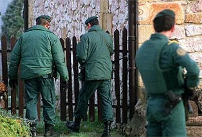 Guardias civiles rastreaban la zona donde se escapó ayer un presunto terrorista.