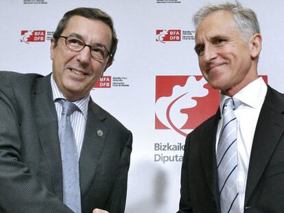 José Luis Bilbao (izquierda) y Juan Ignacio Vidarte se dan la mano tras firmar el convenio.