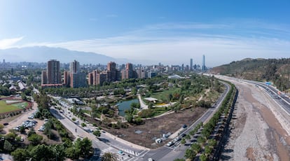 Imagen de la ciudad de Santiago desde el Estanque Bicentenario Subterráneo.