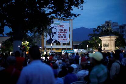 Cientos de personas se concentran en la plaza de Gerardo Barrios en San Salvador para celebrar la canonización de Óscar Arnulfo Romero.