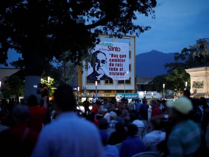 Cientos de personas se concentran en la plaza de Gerardo Barrios en San Salvador para celebrar la canonización de Óscar Arnulfo Romero.