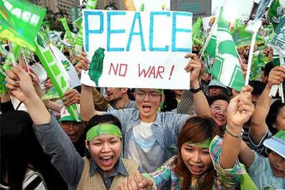 Manifestantes protestan contra la Ley Antisecesión, promulgada por China, ayer en Taipei.