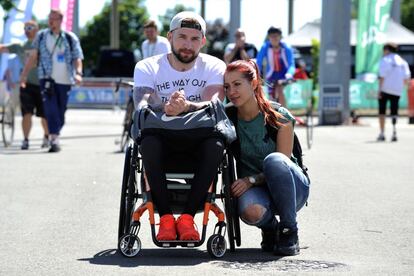 Una pareja presencia en Vitoria la entrega de medallas de la Copa del Mundo de Ciclismo Adaptado.